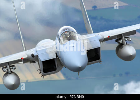 United States Air Force (USAF) McDonnell Douglas F-15 Eagle in volo. Fotografato a Royal International Air Tattoo (RIAT) Foto Stock