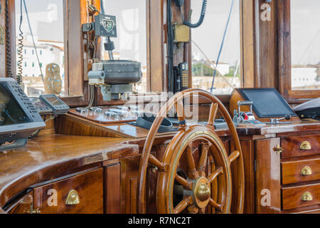 Strumenti per la navigazione nautica nella cabina del capitano. Nave Italia è il più grande brigantino a vela del mondo. Porto di Livorno, Toscana, Italia Foto Stock