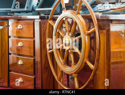 Timone in legno e strumenti di navigazione a bordo di una barca a vela Foto  stock - Alamy