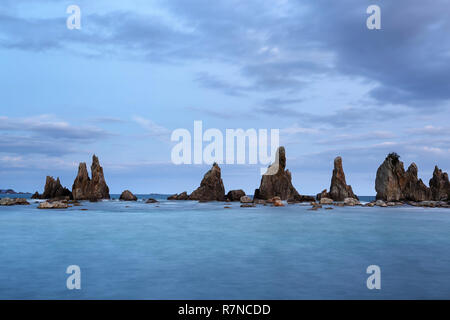 Alba a Hashi-gui-iwa rocce costa, Kushimoto, prefettura di Wakayama, Giappone. Foto Stock