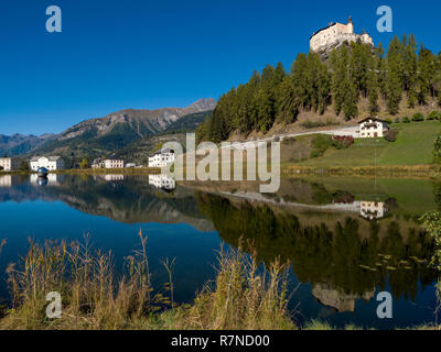 Il castello di Tarasp, Scuol, Engadina, Grigioni, Svizzera Foto Stock