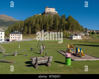 Il castello di Tarasp, Scuol, Engadina, Grigioni, Svizzera Foto Stock