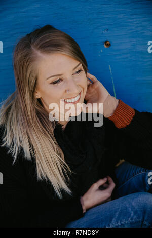 Bella carino donna adulto persona modello in Autunno Inverno Stagione colpi di testa a faccia in su vicino espressione ritratti con colori vivaci sfondo dipinto Foto Stock