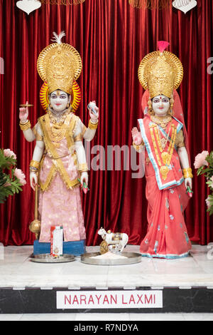 Statue di divinità Narayan e Laxmi a modificare all'interno del tempio Geeta in corona, Queens, a New York City Foto Stock