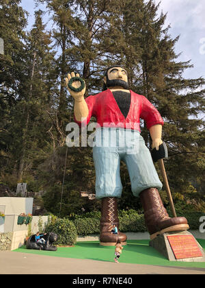 Klamath, CA - Novembre 20, 2018: Paul Bunyan e il suo fedele ox Babe sono integrate in enormi statue fuori dell'entrata per gli alberi del parco di mistero in t Foto Stock