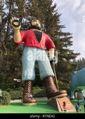 Klamath, CA - Novembre 20, 2018: Paul Bunyan e il suo fedele ox Babe sono integrate in enormi statue fuori dell'entrata per gli alberi del parco di mistero in t Foto Stock