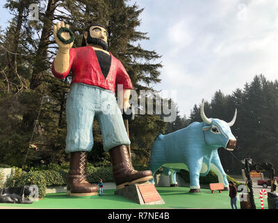 Klamath, CA - Novembre 20, 2018: Paul Bunyan e il suo fedele ox Babe sono integrate in enormi statue fuori dell'entrata per gli alberi del parco di mistero in t Foto Stock