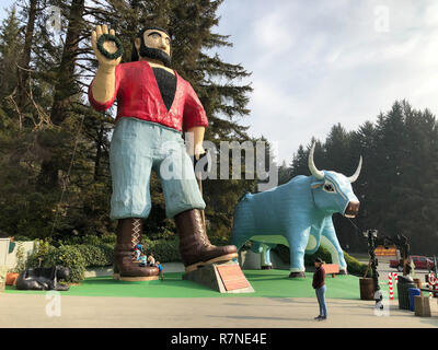 Klamath, CA - Novembre 20, 2018: Paul Bunyan e il suo fedele ox Babe sono integrate in enormi statue fuori dell'entrata per gli alberi del parco di mistero in t Foto Stock