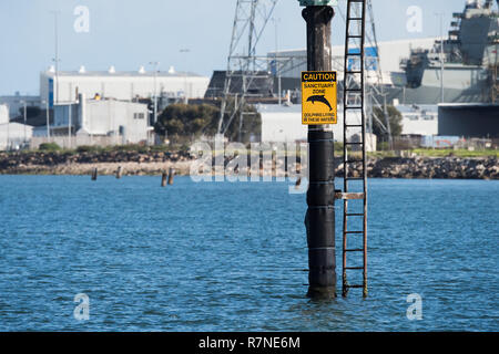 Avviso di segno diportisti in una regione pesante con barca industriale di traffico che sono in Adelaide Dolphin Santuario in Port Adelaide, Australia del Sud. Foto Stock