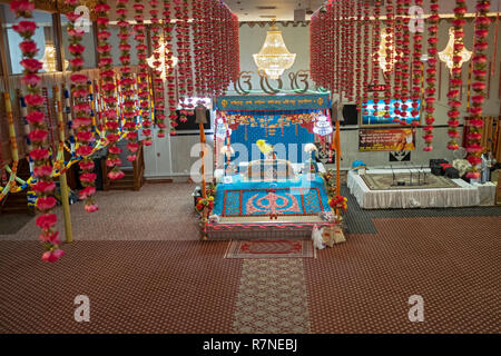 L'altare a Baba Makhan Shah Lobana tempio sikh in Richmond Hill, Queens, a New York appositamente decorate per il compleanno del Guru Nanak. Foto Stock