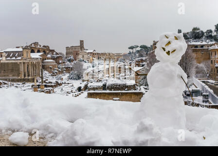 Pupazzo di neve mostra Foro Romano monumenti antichi e il Colosseo con la neve Foto Stock