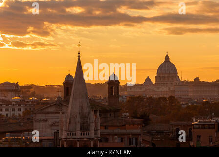 Vista del centro storico di Roma skyline con antiche cupole e campanili al tramonto Foto Stock