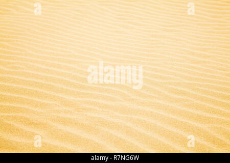Tan d'onda di oscillazione duna di sabbia spiaggia sfondo. Foto Stock