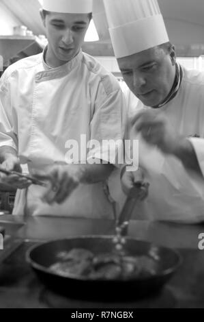 Francia, Savoie, Courchevel, Le Chabichou ristorante, atmosfera in cucina Foto Stock