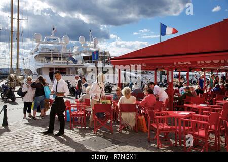 Francia, Var, Saint Tropez, porta, terrazza del Café Sénéquier Foto Stock