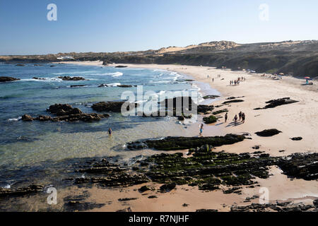 Vista su Praia de Almograve beach con rottura Atlantic onde del mare, Almograve, vicino a Vila nova de Milfontes, regione Alentejo, Portogallo, Europa Foto Stock