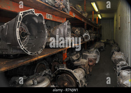 Le parti di ricambio delle automobili impilati in una vettura breakers yard Foto Stock