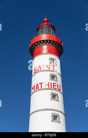 Saint-Mathieu il bianco e il rosso faro sulla Pointe Saint-Mathieu in Plougonvelin (Finisterre, Francia) Foto Stock