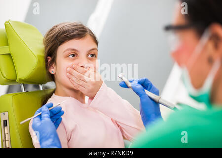 Bambina ha paura del dentista. Foto Stock