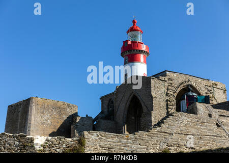 Il faro Saint-Mathieu dietro le rovine dell'abbazia Saint-Mathieu de Fine-Terre in Plougonvelin (Finisterre, Francia) Foto Stock