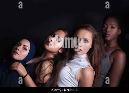 Ritratto di quattro ragazze con diverso colore della pelle e della nazionalità in studio. Foto Stock