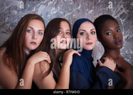 Ritratto di quattro ragazze con diverso colore della pelle e della nazionalità in studio. Foto Stock