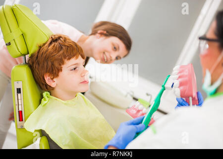 Dentista è insegnare ai bambini la parentesi graffe. Foto Stock