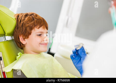 Dentista è insegnamento little boy circa le bretelle. Foto Stock