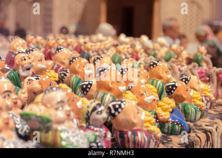 BUKHARA, Uzbekistan - 25 Maggio 2018: seta e spezie Festival 2018. Negozio di souvenir shop a Bukhara, Uzbekistan. Uzbek National souvenir e regali Foto Stock