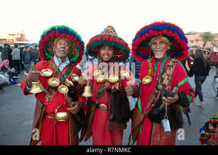 Marrakech marocco - tre venditori di acqua o portatori di acqua in costume tradizionale, Djemaa el Fna, Marrakech Marocco Africa del Nord Foto Stock