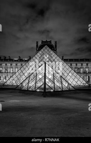 La Piramide del Louvre di notte, Parigi, Francia Foto Stock