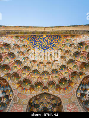 Soffitto parete dome all'entrata alla Moschea. La cupola della moschea, ornamenti orientali da Bukhara, Uzbekistan Foto Stock