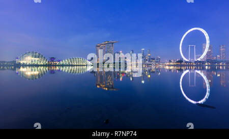 Singapore, 30 OTT 2018: un sunrise vista dello skyline di Marina Bay con il giardino cupole, il Marina Bay sands hotel e il volantino ruota in Singapore. Foto Stock