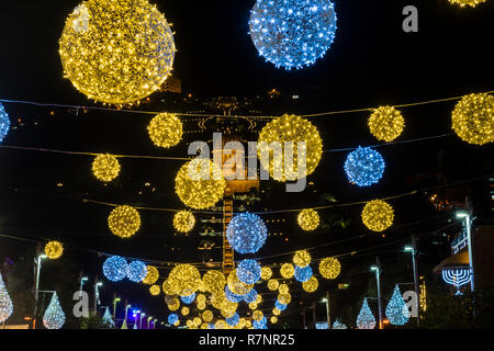 Haifa, Israele - 1 Dicembre 2018 : vacanze ornamenti di luce nella Colonia Tedesca, Haifa, Israele Foto Stock