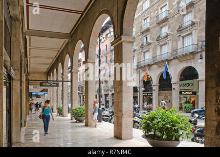 Gli amanti dello shopping nel fresco portici di Avinguda Rei Jaume lll, una delle principali aree dello shopping di Palma de Mallorca, Spagna Foto Stock