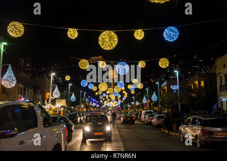 Haifa, Israele - 1 Dicembre 2018 : vacanze ornamenti di luce nella Colonia Tedesca, Haifa, Israele Foto Stock