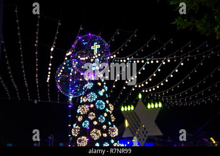 Haifa, Israele - 1 Dicembre 2018 : Tre religioni ornamenti di luce nella Colonia Tedesca decorazione per le vacanze, a Haifa, Israele Foto Stock