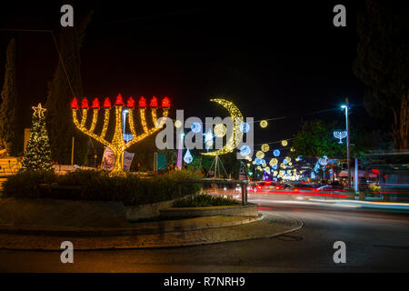 Haifa, Israele - 1 Dicembre 2018 : Tre religioni ornamenti di luce nella Colonia Tedesca decorazione per le vacanze, a Haifa, Israele Foto Stock