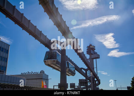 Dusseldorf, Germania - 3 Luglio 2018: dal sistema di trasporto pubblico Sky-Train appesi da elevata trave di guida sulle colonne a Dusseldorf, Germania. Il Foto Stock