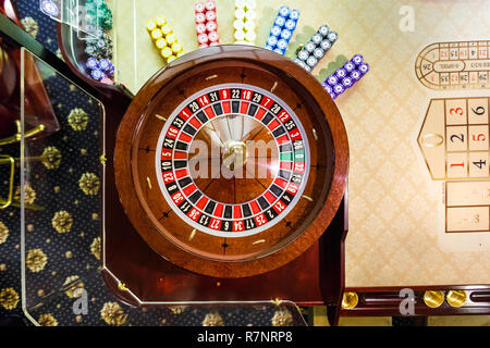 MINSK, Bielorussia - Febbraio 2, 2017: fiches su un tavolo da gioco roulette Foto Stock