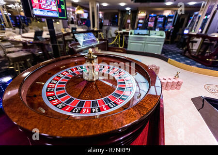 MINSK, Bielorussia - Febbraio 2, 2017: fiches su un tavolo da gioco roulette Foto Stock