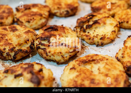 Potato latkes cotti al forno Foto Stock