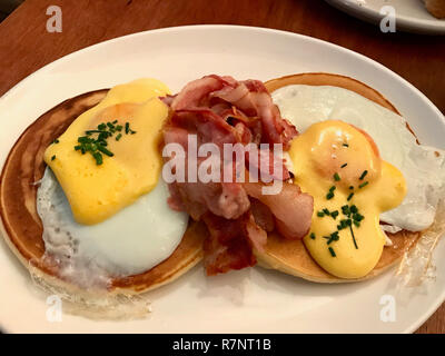 Frittelle di salato con uova e pancetta croccante per la prima colazione. Fast Food. Alimenti biologici. Foto Stock