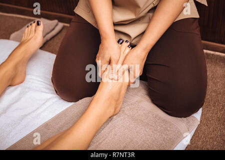 Close up di un piede femminile di essere massaggiato Foto Stock