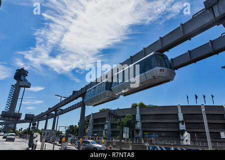 Dusseldorf, Germania - 3 Luglio 2018: dal sistema di trasporto pubblico Sky-Train appesi da elevata trave di guida sulle colonne a Dusseldorf, Germania. Il Foto Stock