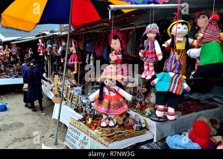 Tipico Dolls - Negozio souvenir - Vecchio Yungay dove un terremoto e frana sepolto 25.000 persone nel 1970 a YUNGAY. Dipartimento di Ancash.PERÙ Foto Stock