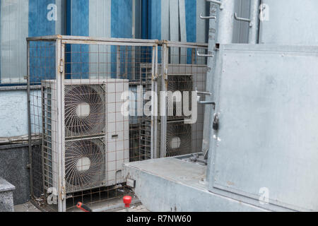 Compressore aria parte macchina del sistema di aria condizionata sul deck del tetto Foto Stock