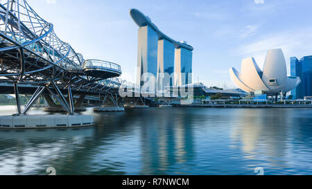 Singapore, 30 OTT 2018: un sunrise vista dello skyline di Marina Bay con Helix Bridge, il Marina Bay sands hotel e il quartiere centrale degli affari di i Foto Stock