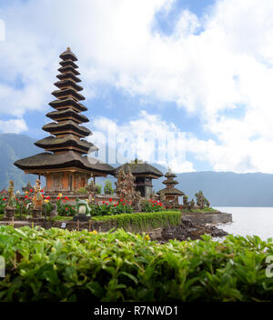 Due guglie della floating Pura Bratan tempio indù sul lago Bratan, Bedugul, Bali, Indonesia. Foto Stock