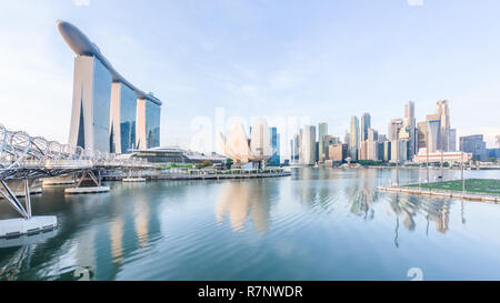 Singapore, 30 OTT 2018: un sunrise vista dello skyline di Marina Bay con Helix Bridge, il Marina Bay sands hotel e il quartiere centrale degli affari di i Foto Stock